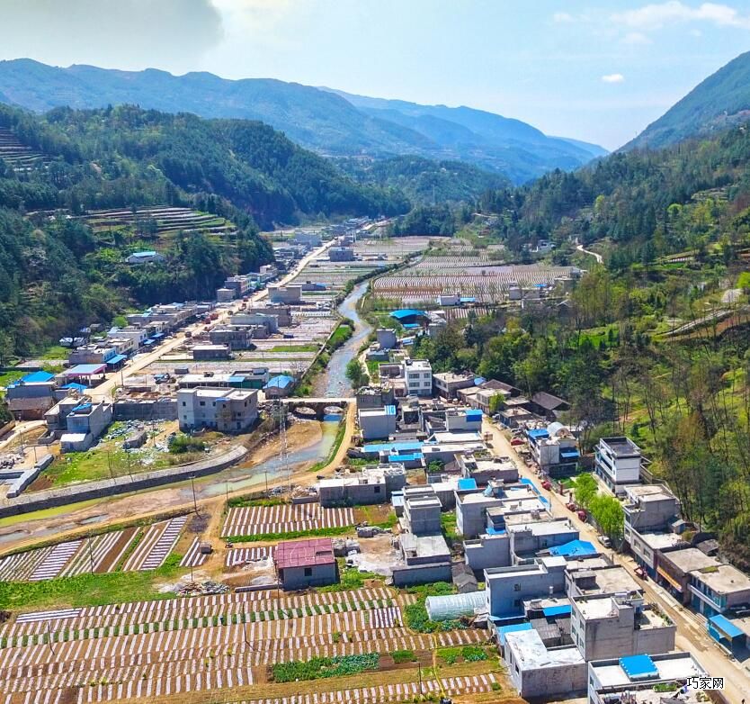 药山镇塘上村航拍全景图